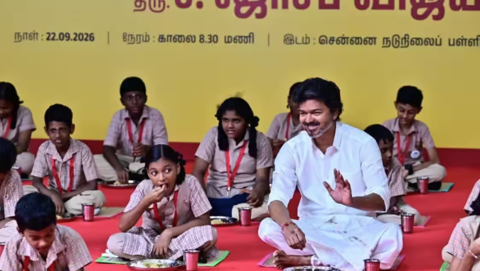 காலை உணவுத் திட்டம் விரிவாக்கம்: மாணவர்களுடன் அமர்ந்து உணவருந்திய முதல்வர் விஜய்!